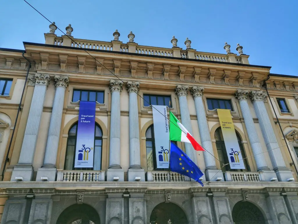 facciata della sede della Fondazione CRT con stendardi "30 anni per il futuro"