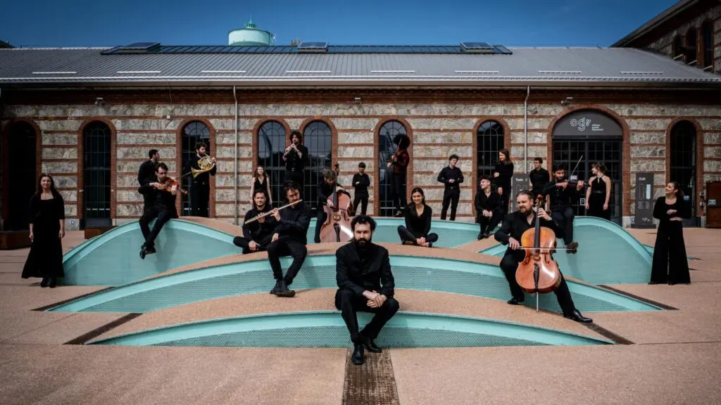 musicisti dell'orchestra Talenti musicali nel cortile delle OGR per l'opera show