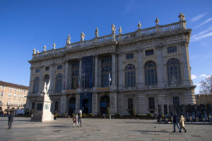 foto della facciata di Palazzo Madama con sole e cielo azzurro
