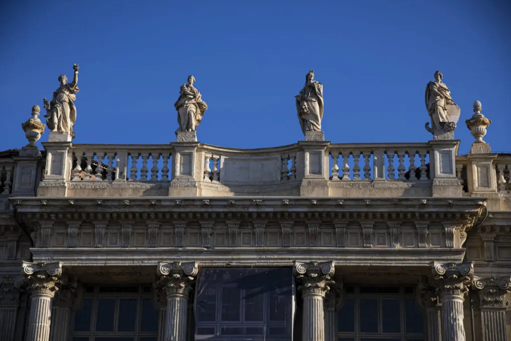 Foto facciata palazzo madama - balaustra in alto - cielo azzurro