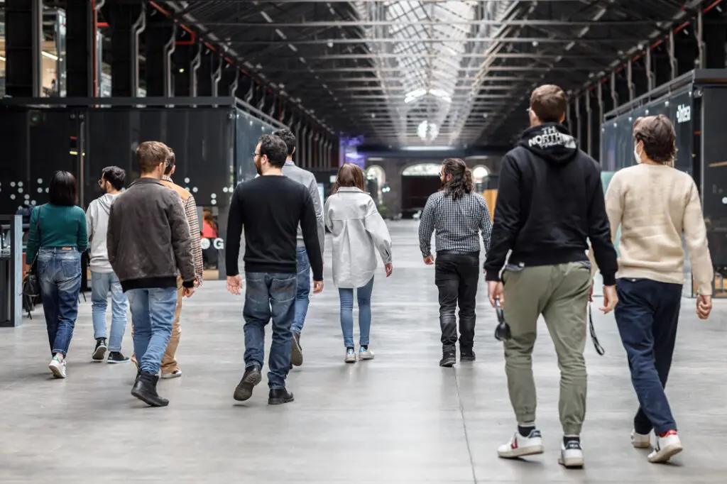 foto di spalle dei vincitori di quickload mentre camminano in OGR Tech