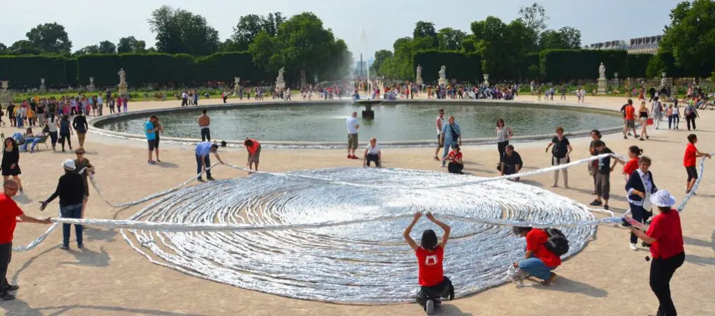 Oper-Azione Terzo Paradiso ai Giardini delle Tuileries, in occasione della mostra di Michelangelo Pistoletto al Louvre, Parigi 2013 Ph Paola Zanini