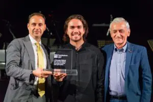 Da destra Segretario Generale Massimo Lapucci, Giuseppe Gibboni, Presidente Giovanni Quaglia con la targa della Fondazione CRT