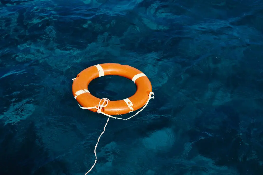 fotografia salvagente arancione su mare azzurro