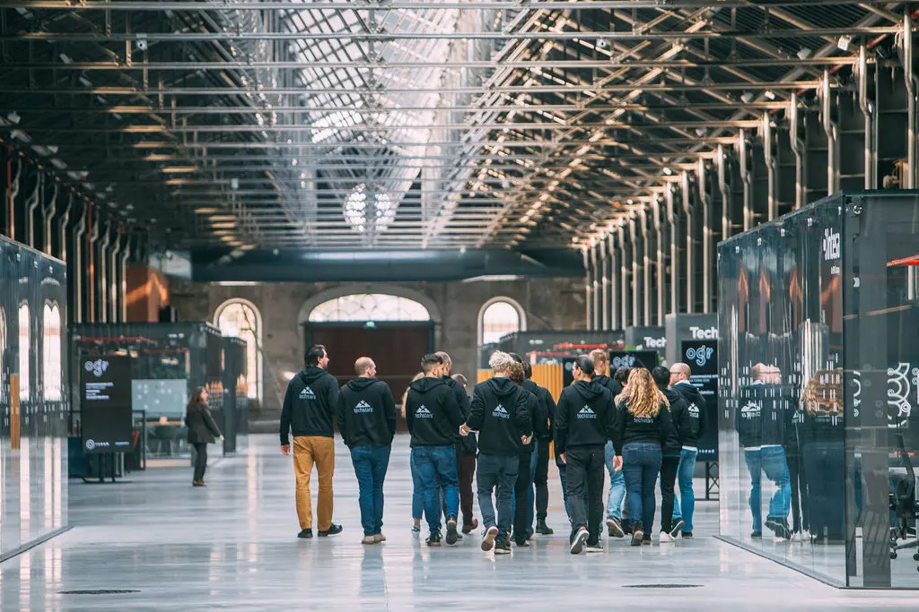 giovani startupper di Techstars Cities of the future accelerator program passeggiano nel boulevard di OGR Tech