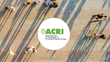 logo acri su immagine dall'alto di persone in una piazza al tramonto
