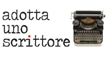 grafica del progetto, con macchina da scrivere antica su sfondo bianco e scritta in nero adotta uno scrittore