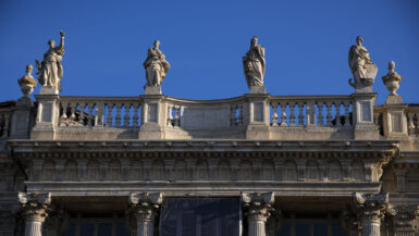 Foto facciata palazzo madama - balaustra in alto - cielo azzurro