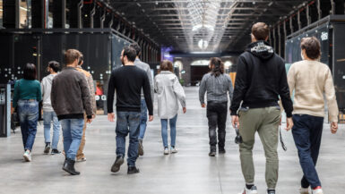 foto di spalle dei vincitori di quickload mentre camminano in OGR Tech