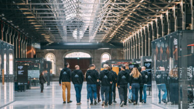 giovani startupper di Techstars Cities of the future accelerator program passeggiano nel boulevard di OGR Tech