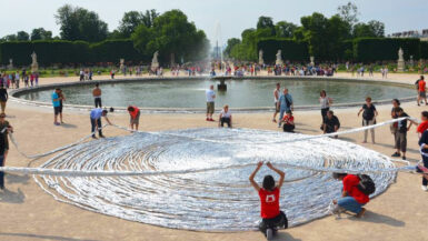 Oper-Azione Terzo Paradiso ai Giardini delle Tuileries, in occasione della mostra di Michelangelo Pistoletto al Louvre, Parigi 2013 Ph Paola Zanini